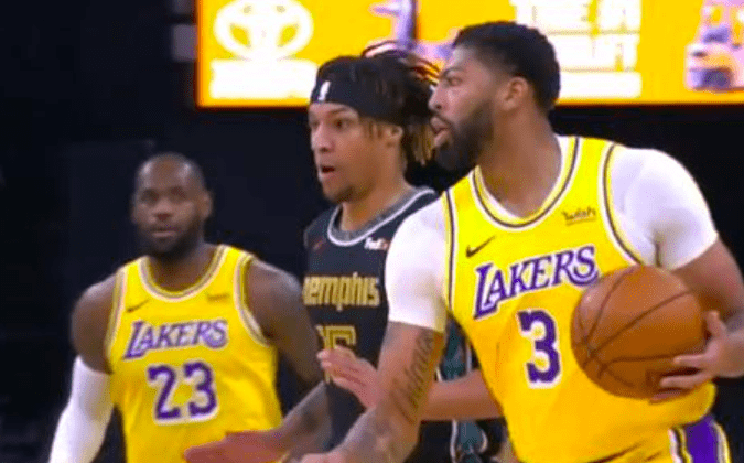 NBA湖人终场争议三分绝杀快船，终结对手七连胜登顶西部引热议